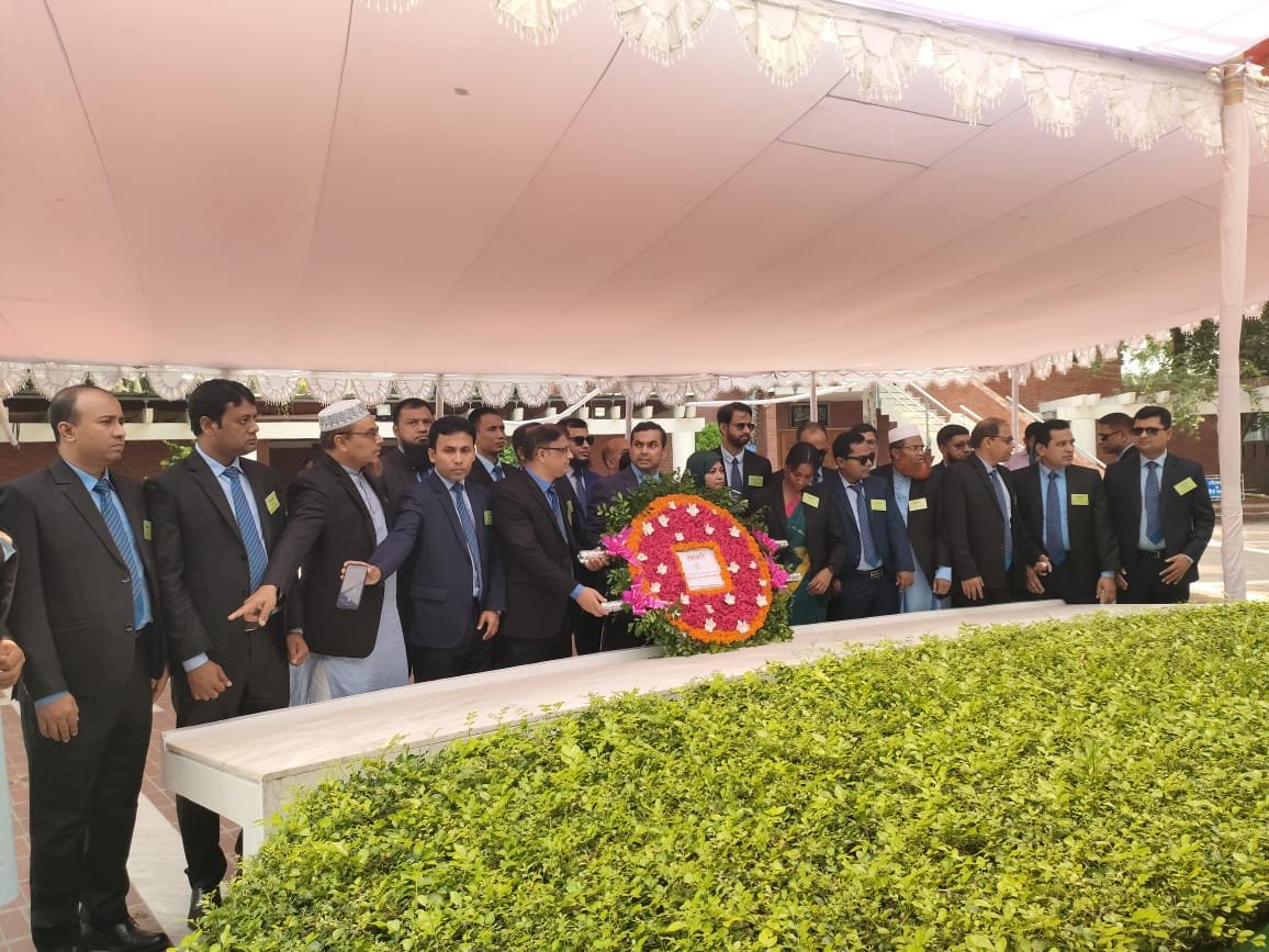 টুঙ্গিপাড়া বঙ্গবন্ধুর সমাধিতে তথ্য ও সম্প্রচার মন্ত্রণালয়ের কর্মকর্তাদের শ্রদ্ধা নিবেদন