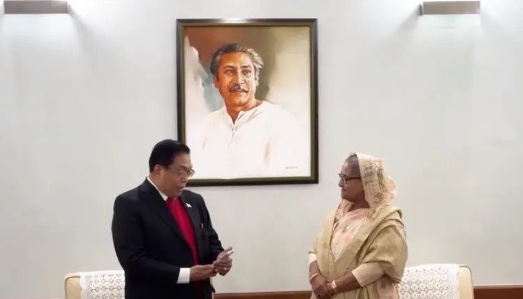 প্রধানমন্ত্রীকে অভিনন্দন জানিয়ে স্বরচিত কবিতা আবৃত্তি করলেন ফিলিপিন্সের রাষ্ট্রদূত