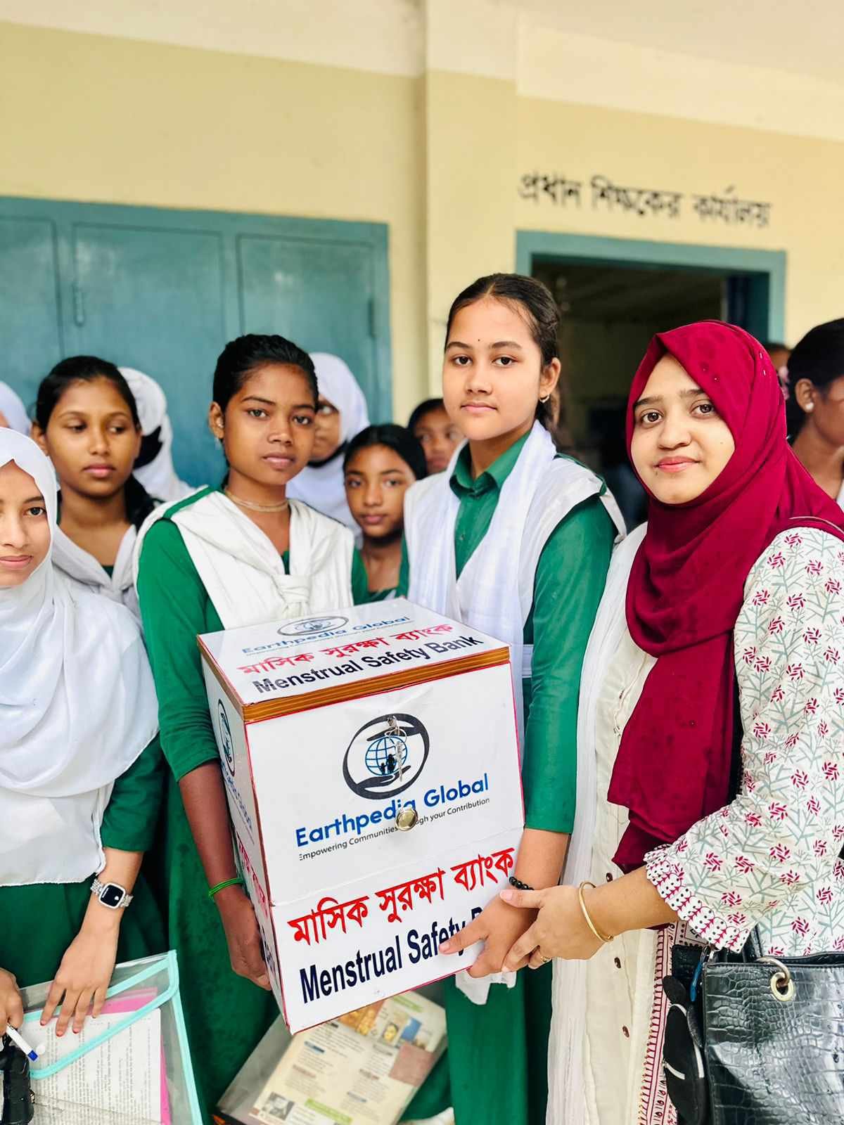 আর্থপিডিয়া কর্তৃক  স্মাসিক স্বাস্থ্য সুরক্ষা দিবস উদযাপন ও মাসিক সুরক্ষা ব্যাংক হস্তান্তর
