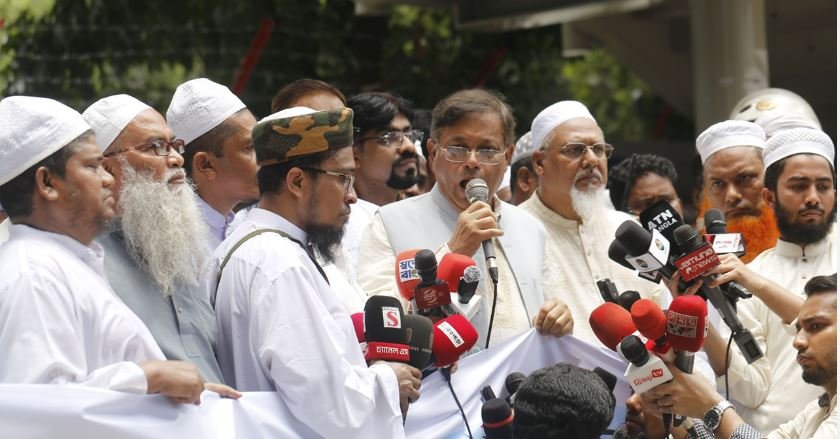 শিক্ষার্থীদের ধৈর্য না ধরার সুযোগে বিএনপি-জামায়াত তাণ্ডব চালায়: মানববন্ধনে পররাষ্ট্রমন্ত্রী