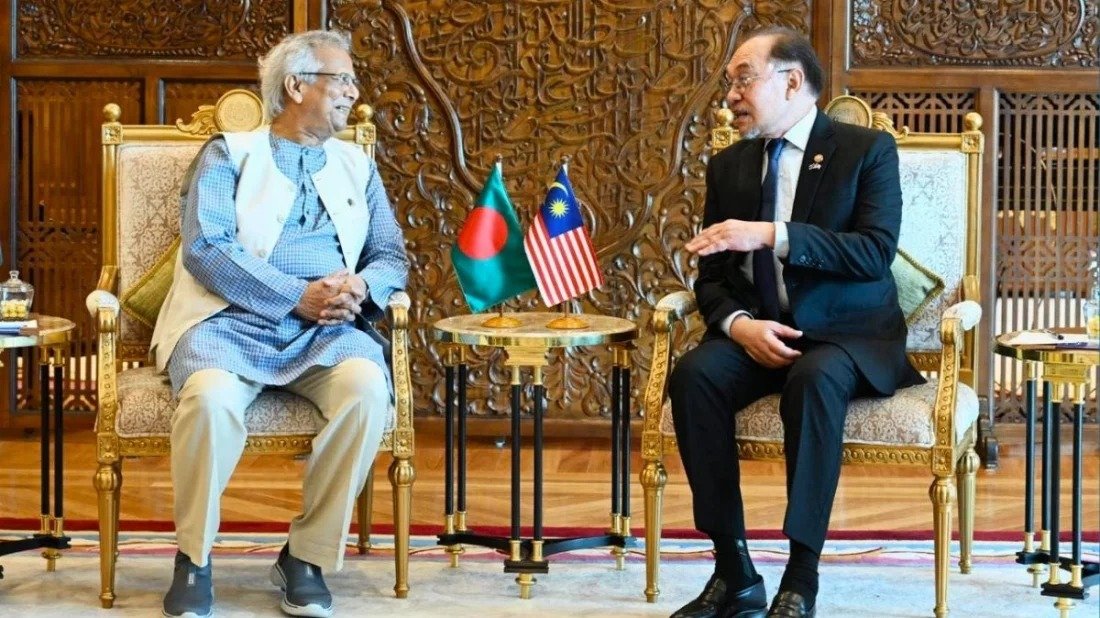 মালয়েশিয়ার প্রধানমন্ত্রীর সঙ্গে প্রধান উপদেষ্টার দ্বিপক্ষীয় বৈঠক চলছে