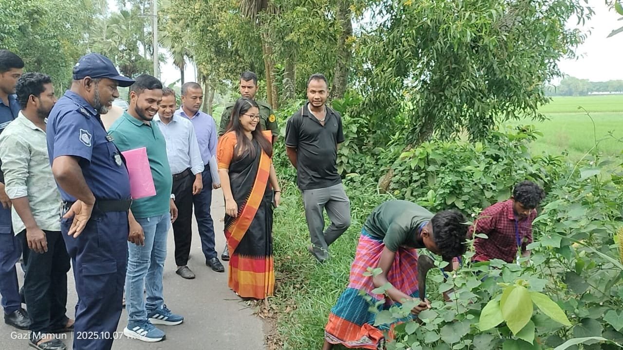 ডাকাতি-ছিনতাই রোধে সামছুল হক ফাউন্ডেশন কর্তৃক সড়কের দু'পাশের ঝোপঝাড় পরিষ্কার