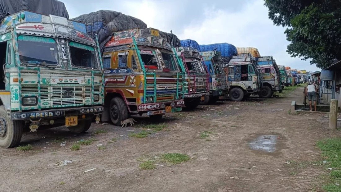 বন্দরে ঢুকছে ভারতীয় চালবোঝাই শত শত ট্রাক, বাজারে কমছে দাম