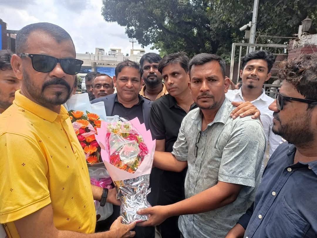 লন্ডন থেকে দেশে ফিরে নেতা-কর্মীদের ভালোবাসায় সিক্ত হলেন  আনিসুর রহমান খোকন তালুকদার