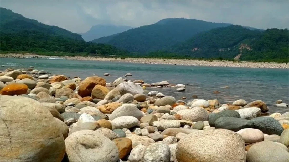 ‘সাদাপাথর না ফেরালে আইনগত ব্যবস্থা, কোম্পানীগঞ্জ প্রশাসনের হুঁশিয়ারি