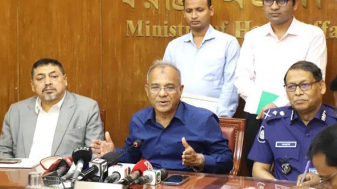 রাস্তা বন্ধ করে যাতায়াত: গাজীপুরের সেই পুলিশ কমিশনারকে শোকজ