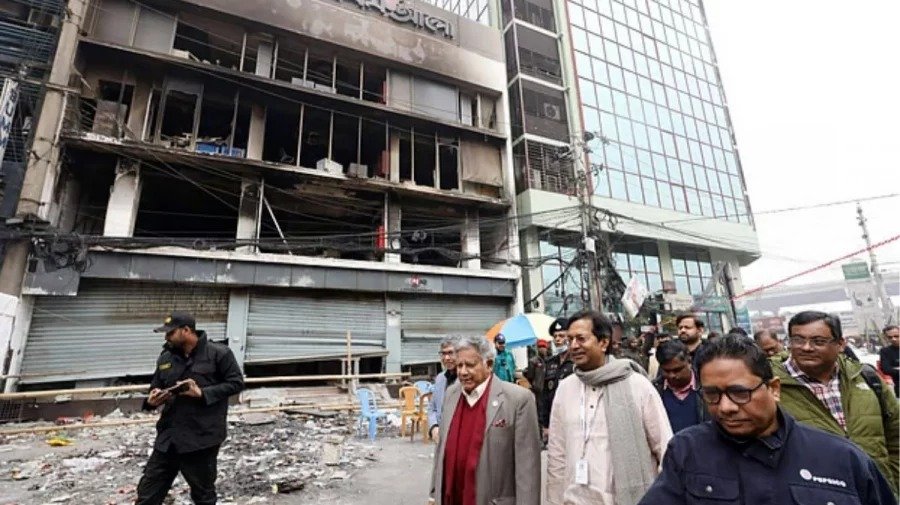 ভস্মীভূত প্রথম আলো কার্যালয় পরিদর্শন করলেন উপদেষ্টা সাখাওয়াত হোসেন