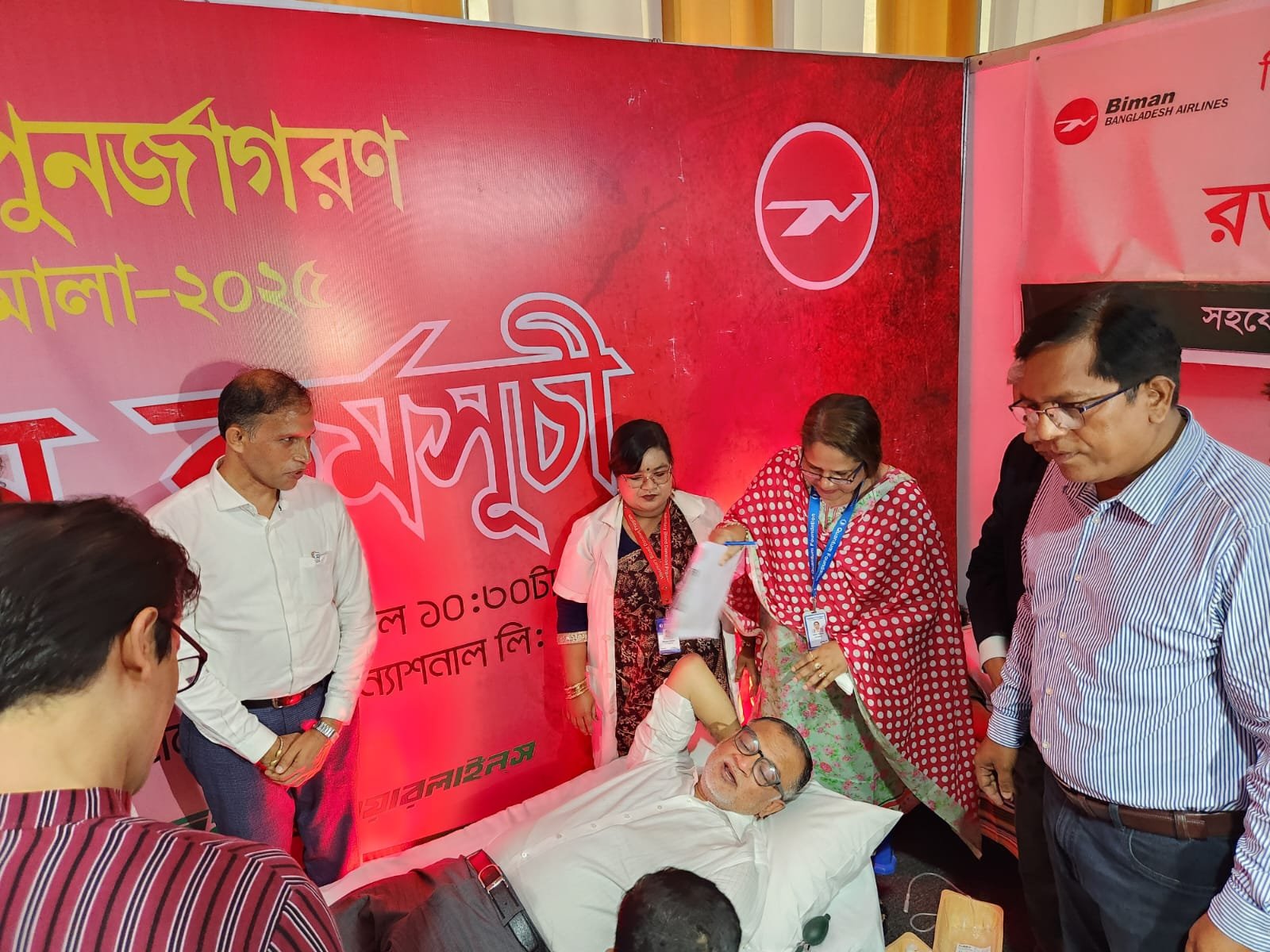 স্বেচ্ছায় রক্তদান করলেন বাণিজ্য উপদেষ্টা