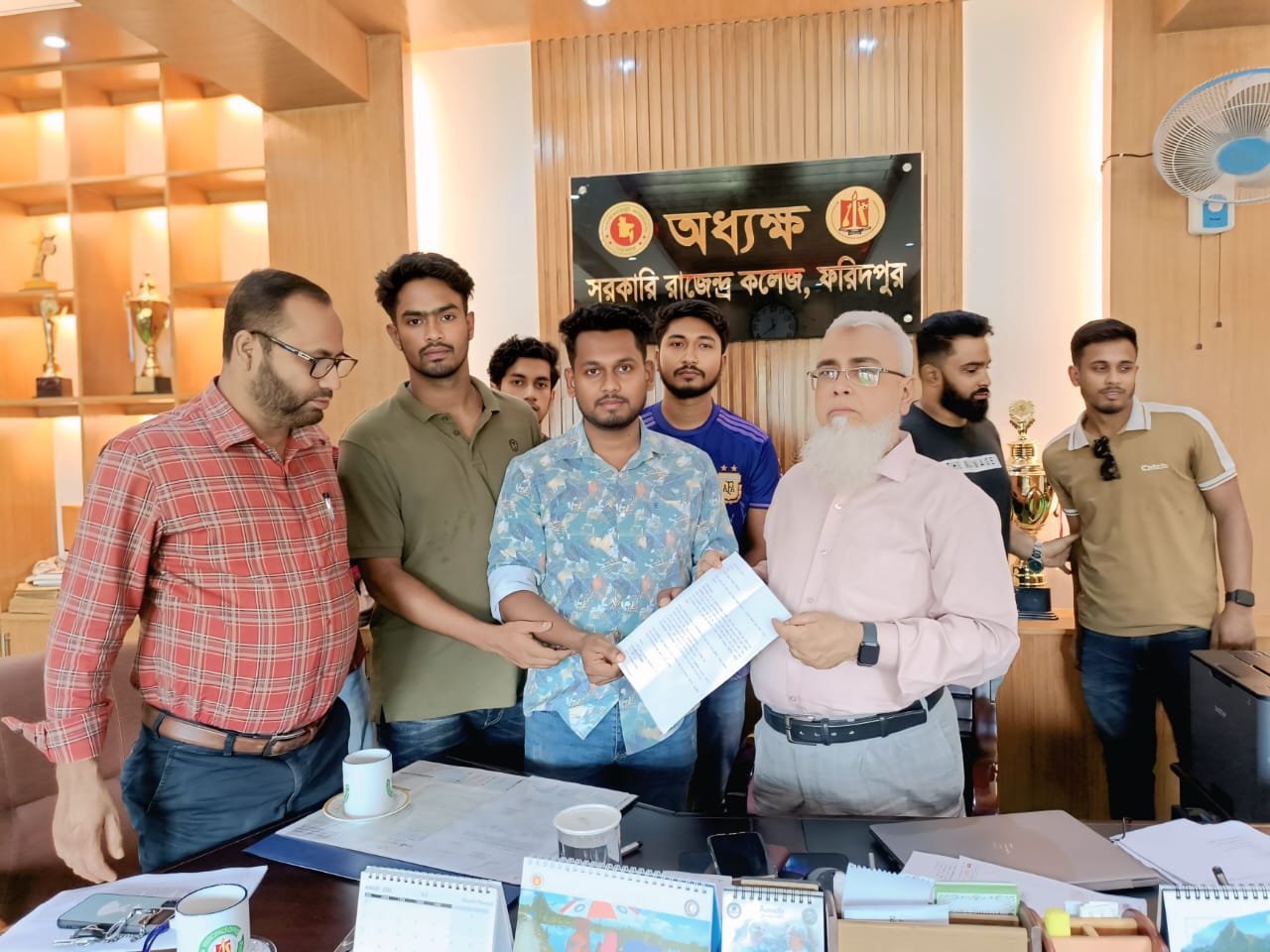 ফরিদপুরে রাজেন্দ্র কলেজের নতুন হাঁটার রাস্তায় অসামাজিক কার্যকলাপের অভিযোগ,  সমাধানের আশ্বাস অধ্যক্ষের