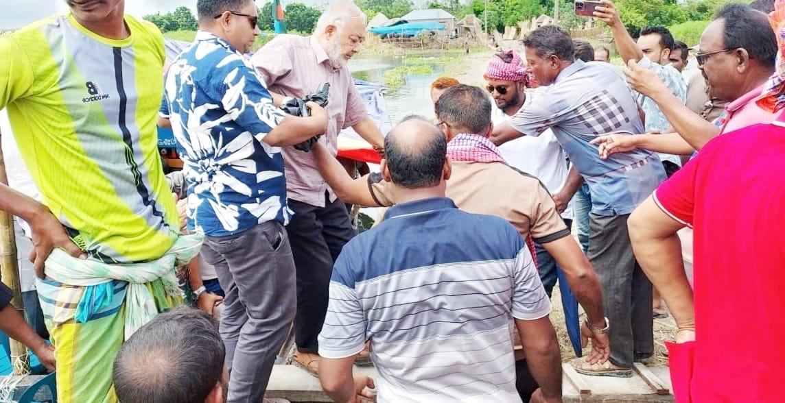 কুষ্টিয়ার দৌলতপুরে বানভাসিদের মাঝে জেলা বিএনপির ত্রাণ সামগ্রী বিতরণ