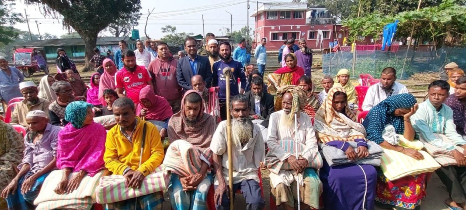 গৌরীপুরে দৃষ্টি প্রতিবন্ধীদের মাঝে শীতবস্ত্র কম্বল বিতরণ