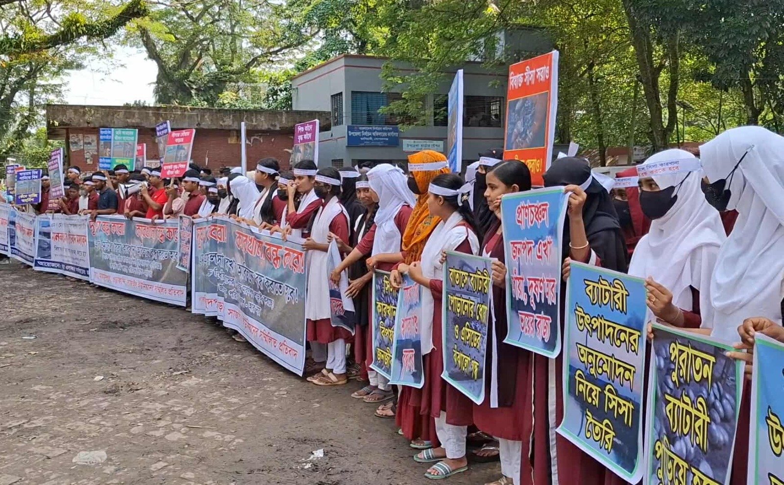 গোপালগঞ্জের কাশিয়ানীতে  ক্লাস থেকে ডেকে নিয়ে শিক্ষার্থীদের দিয়ে মানববন্ধন