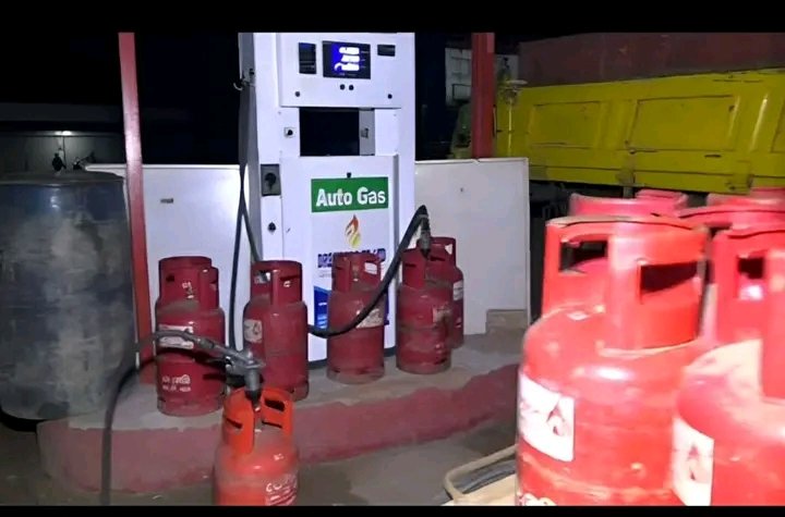 গ্যাস সংকটে ঘরে ঘরে ‘টাইম বোমা’: এলপিজি না পেয়ে ঝুঁকিপূর্ণ জ্বালানির ব্যবহার