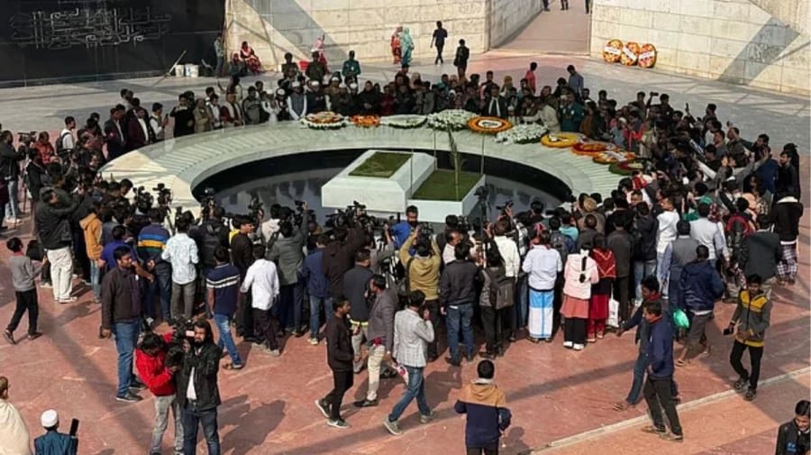 বেগম খালেদা জিয়ার কবর ঘিরে দোয়া প্রার্থনা করছেন সাধারণ মানুষ